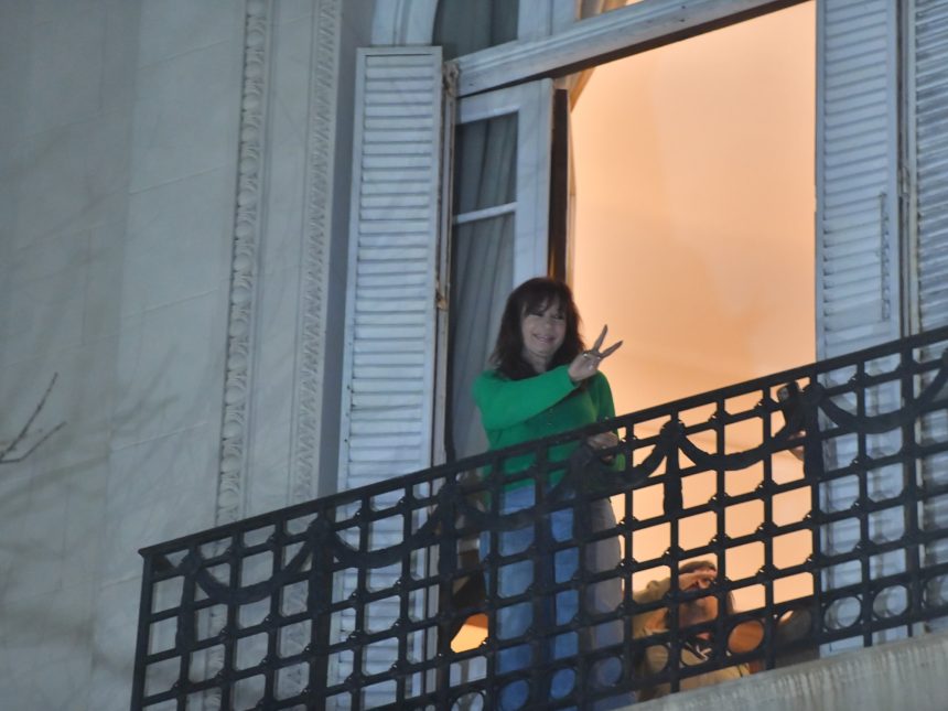 ¡Cristina Kirchner debuta en el balcón con tobillera electrónica!