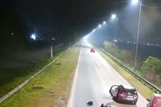 Joven salta de auto en movimiento tras desvío del GPS: ¡Increíble!
