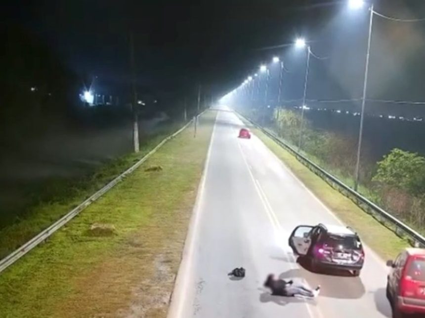Joven salta de auto en movimiento tras desvío del GPS: ¡Increíble!