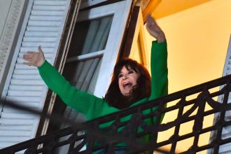 Operativo en Vivo: Retiran Carteles de Cristina Kirchner en su Casa