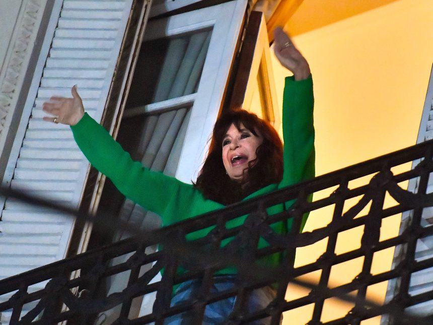 Operativo en Vivo: Retiran Carteles de Cristina Kirchner en su Casa