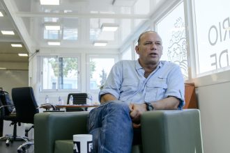 Descubre la sorprendente vida de Sergio Berni en Bariloche: inversiones y privilegios