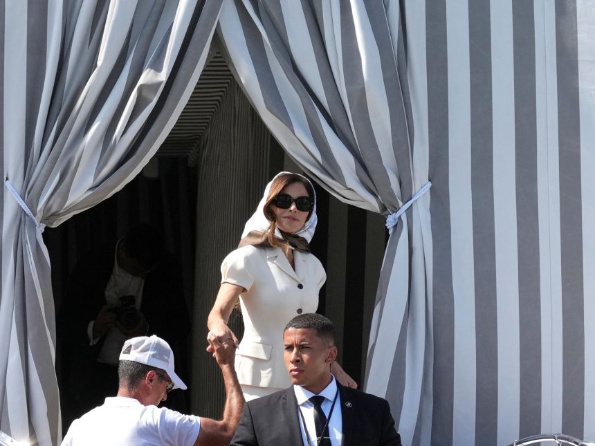 Bezos y Sánchez: La Boda de Secretos que Todos Conocen