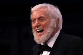 Preocupación por Dick Van Dyke: Suspende encuentro con fans a los 99