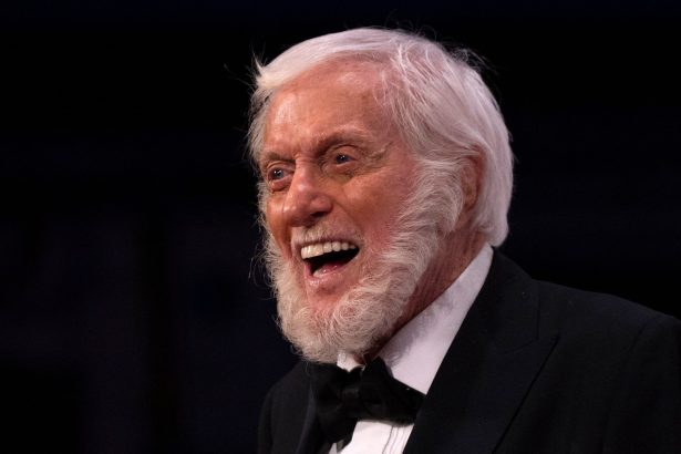 Preocupación por Dick Van Dyke: Suspende encuentro con fans a los 99