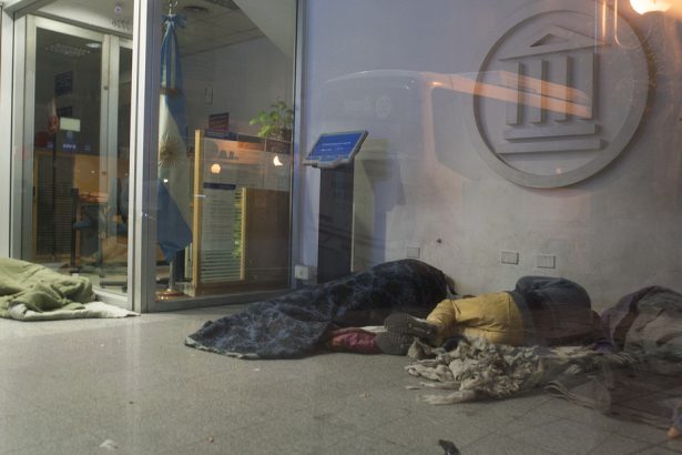 Tragedia en la Calle: Dos Hombres y un Bebé Mueren por Frío Polar