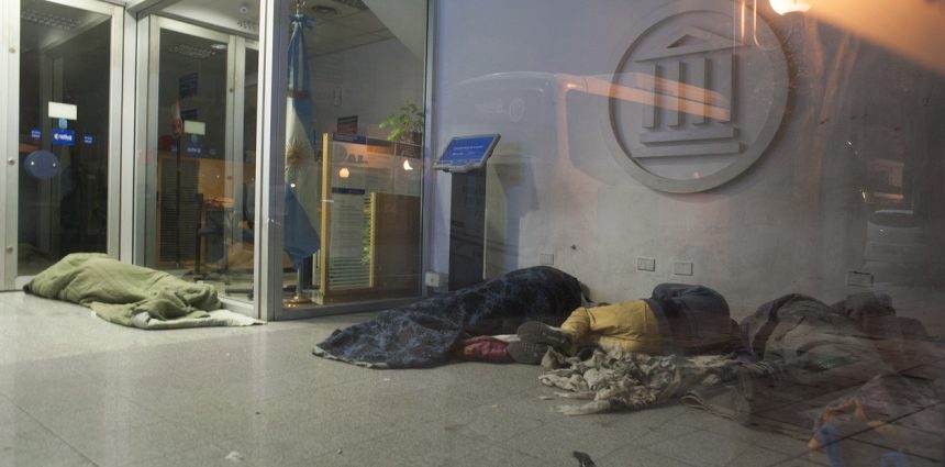 Tragedia en la Calle: Dos Hombres y un Bebé Mueren por Frío Polar