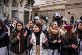 El Gobierno revela por qué transformó residencias médicas en becas