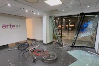 Indagan a tres camporistas por el ataque al edificio de TN