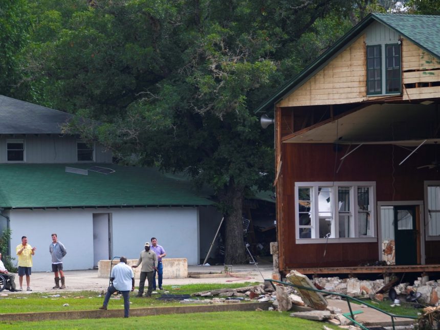 Recuerdos de dolor: 27 chicas desaparecidas en inundaciones de Texas