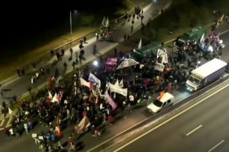 Protesta en Panamericana: Ex trabajadores de Georgalos bloquean la vía