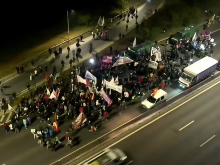 Protesta en Panamericana: Ex trabajadores de Georgalos bloquean la vía