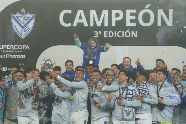 Bajo la niebla: Vélez conquista a Estudiantes y brilla como campeón