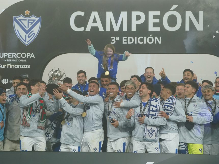 Bajo la niebla: Vélez conquista a Estudiantes y brilla como campeón