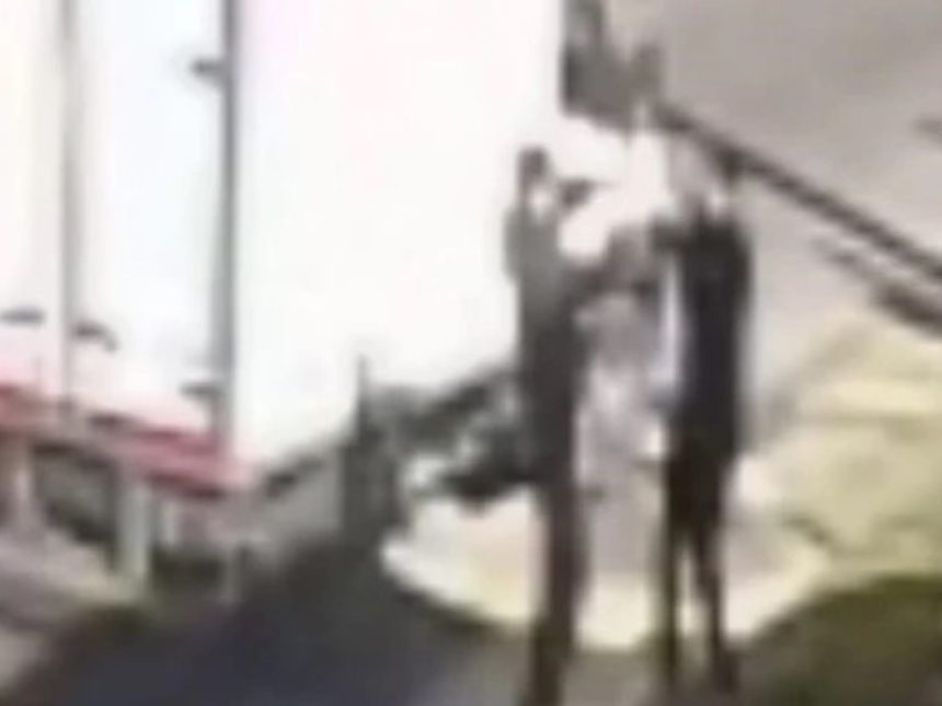 Impactante agresión en Mar del Plata: hombre golpea a conductor con un fierro