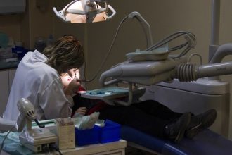 Sedación en Odontología: ¿Por qué un Anestesiólogo es Esencial?