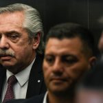 Juez Casanello prohíbe a Alberto Fernández salir del país tras proceso