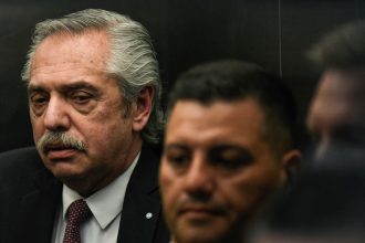 Juez Casanello prohíbe a Alberto Fernández salir del país tras proceso