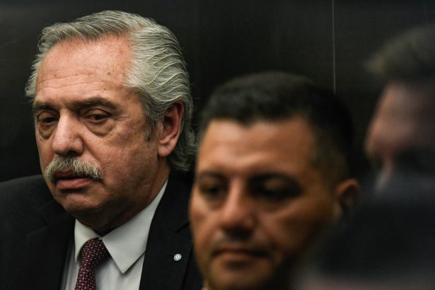 Juez Casanello prohíbe a Alberto Fernández salir del país tras proceso