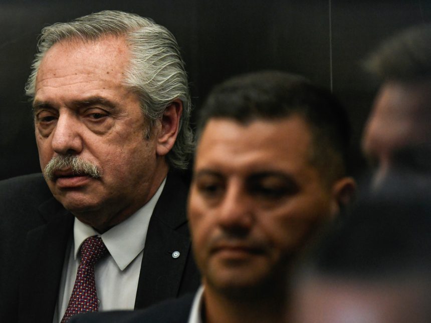 Juez Casanello prohíbe a Alberto Fernández salir del país tras proceso
