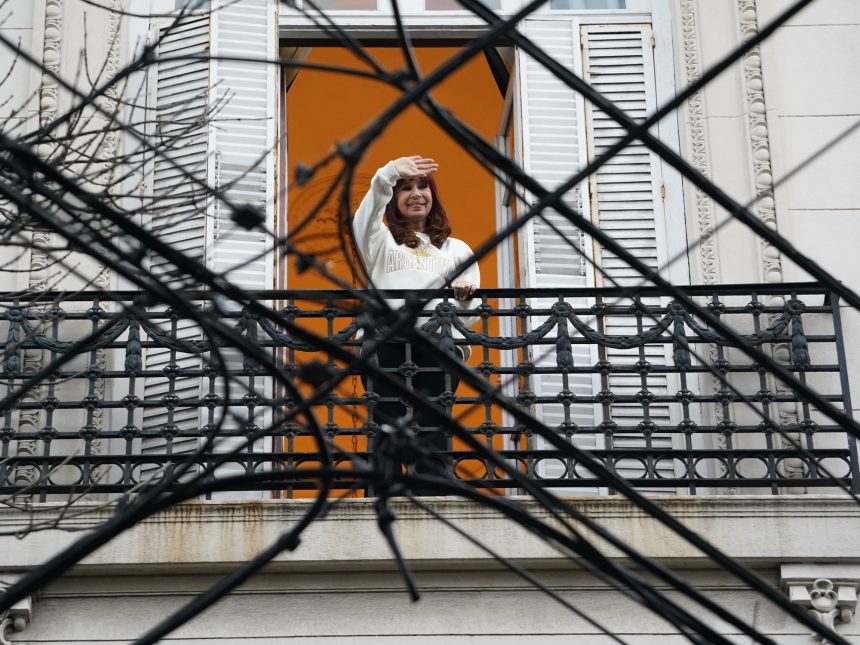 Decisión de la Cámara: Cristina Kirchner mantiene tobillera y restricciones