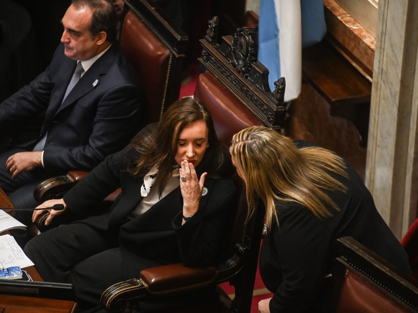 Villarruel insta a Milei a recortar gastos y defiende ayudas sociales