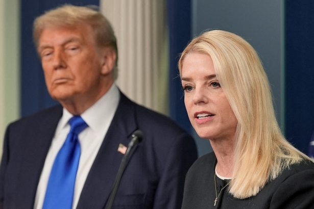 Trump enfrenta revuelta de influencers MAGA exigiendo renuncia fiscal