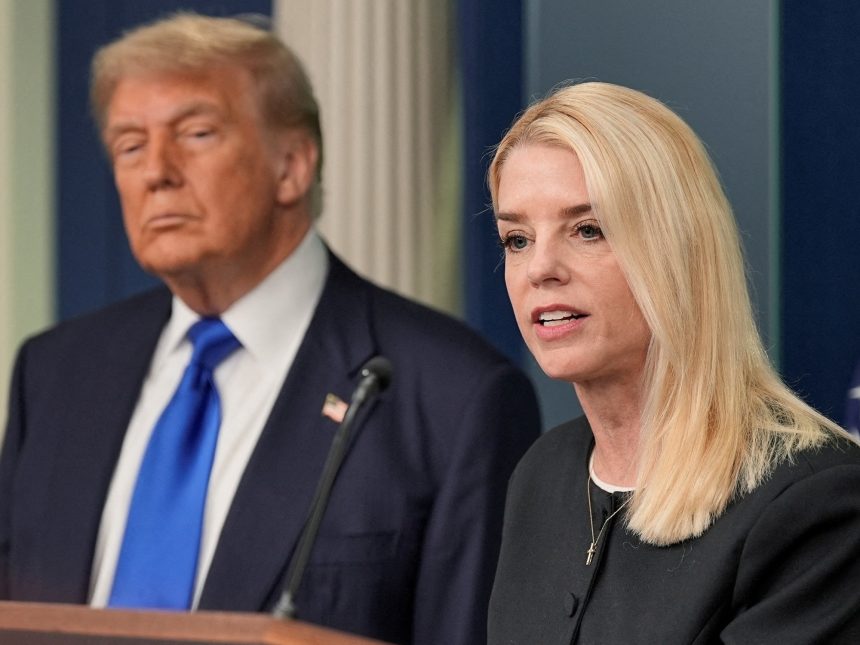 Trump enfrenta revuelta de influencers MAGA exigiendo renuncia fiscal