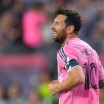 Messi brilla con doblete: golazo de tiro libre y error del arquero