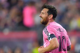 Messi brilla con doblete: golazo de tiro libre y error del arquero