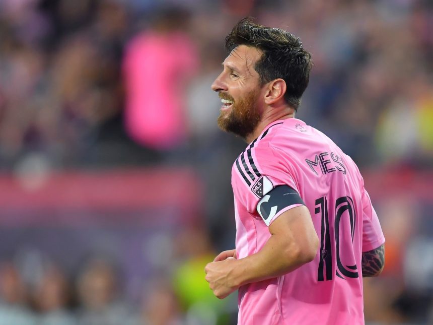 Messi brilla con doblete: golazo de tiro libre y error del arquero