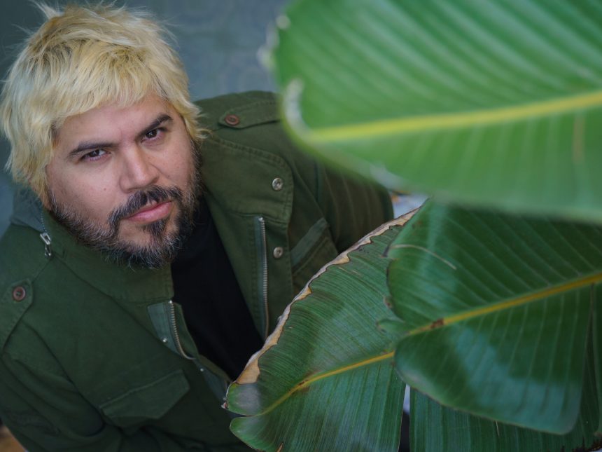 Santi Motorizado: El Indie Rockero que Todos Quieren para un Hit