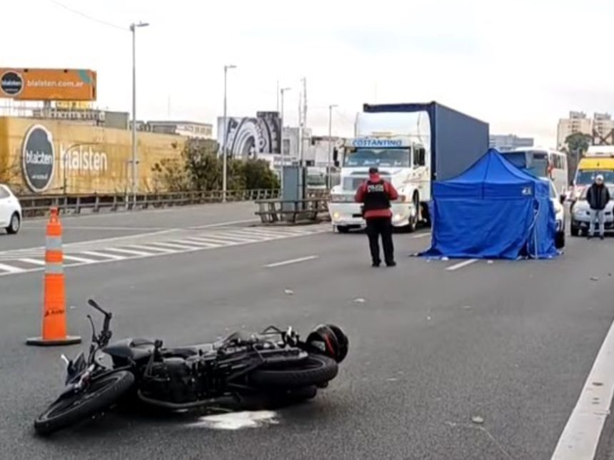 Trágico accidente en Av. 9 de Julio: motociclista fallece y auto huye