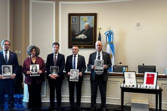 Legisladores y Trump rinden homenaje a víctimas del atentado AMIA