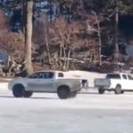 Indignación: Camionetas arrasan en laguna congelada haciendo trompos
