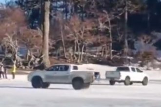Indignación: Camionetas arrasan en laguna congelada haciendo trompos