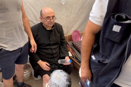 Descubre la historia del cura argentino herido en Gaza