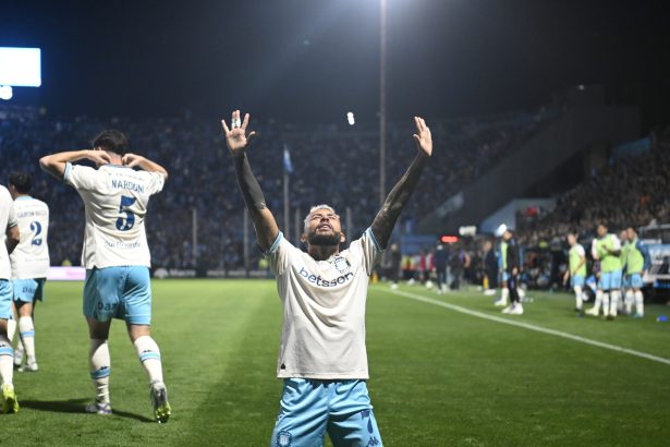 Racing triunfa en Córdoba: Duvan Vergara brilla con un golazo