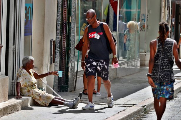Sobreviviendo en Cuba: La dura realidad de los indigentes que buscan comida