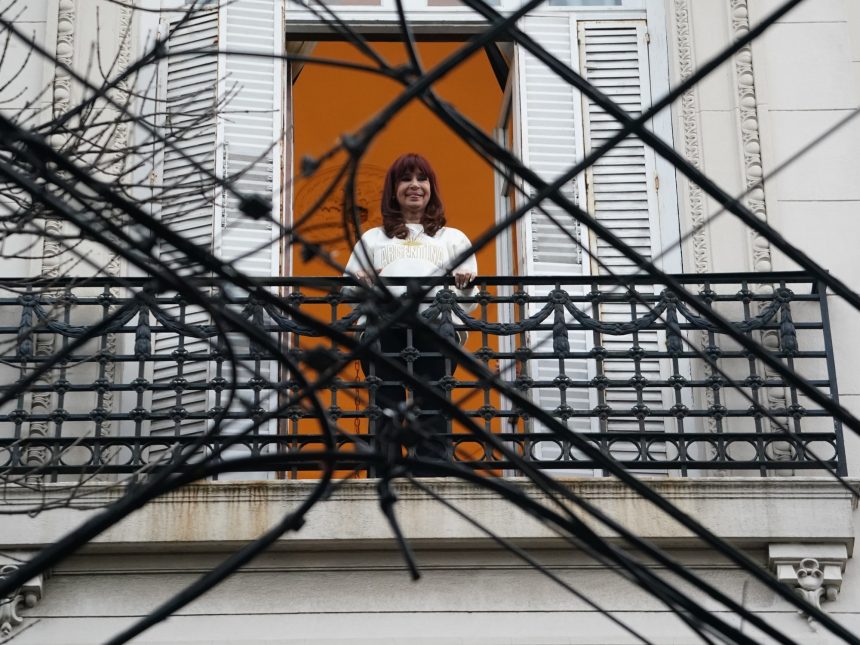 Santa Cruz defiende a Cristina Kirchner en el padrón electoral