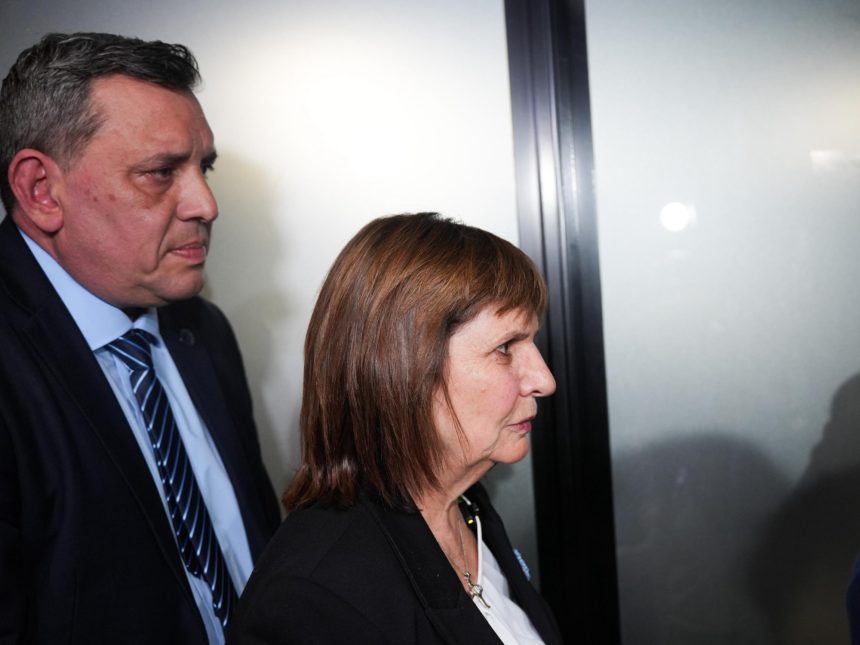 Policías cesanteados: Bullrich exige reincorporación a Kicillof
