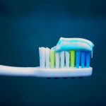Descubre la pasta de dientes que causa aftas: ¡el misterio crece!