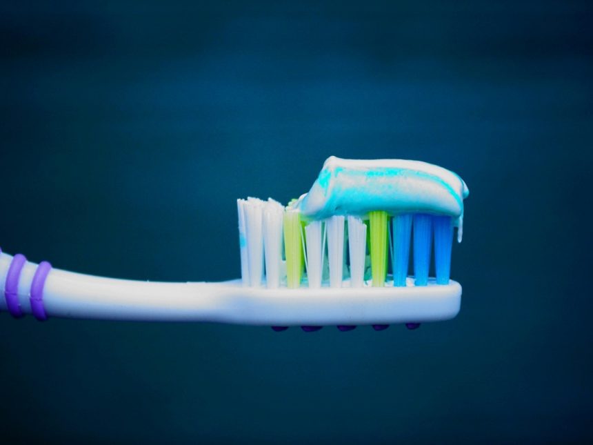 Descubre la pasta de dientes que causa aftas: ¡el misterio crece!