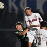 Lanús triunfa ante Sarmiento: el árbitro roba el espectáculo