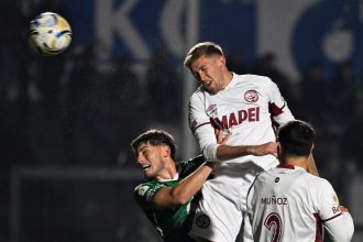 Lanús triunfa ante Sarmiento: el árbitro roba el espectáculo