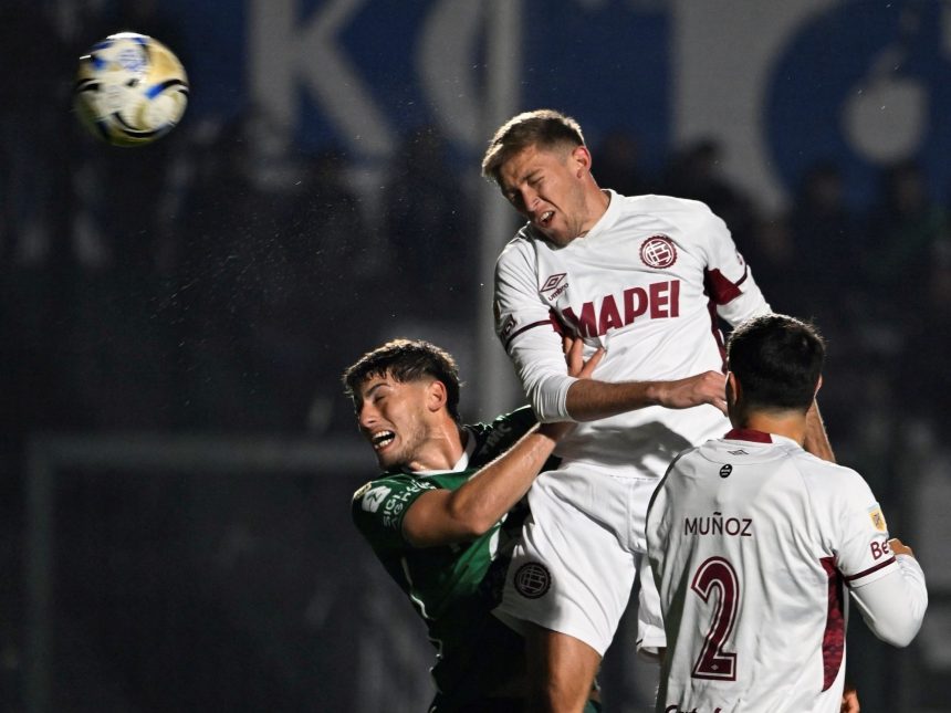 Lanús triunfa ante Sarmiento: el árbitro roba el espectáculo