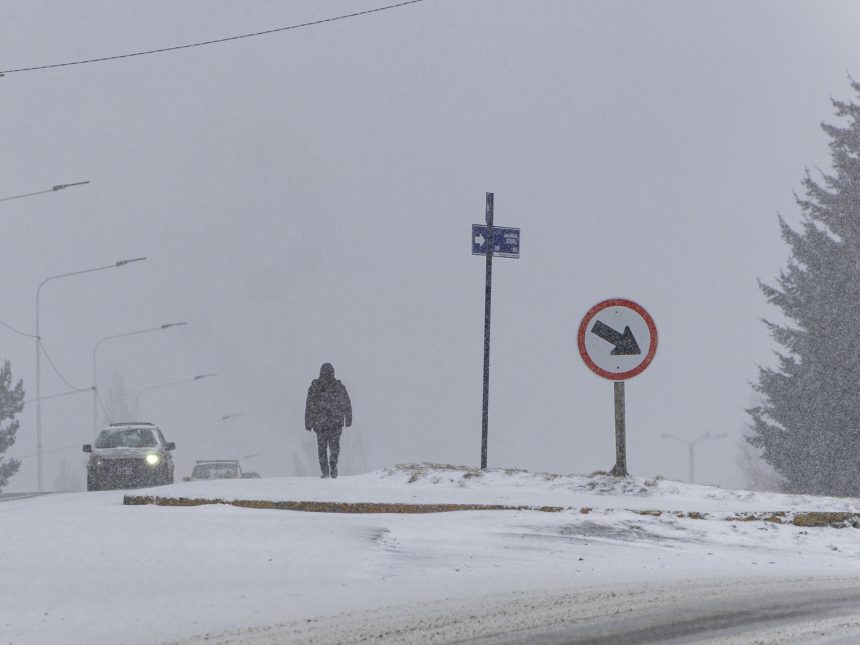 Tragedia en Neuquén: Cierre de rutas por intensa nevada y un fallecido