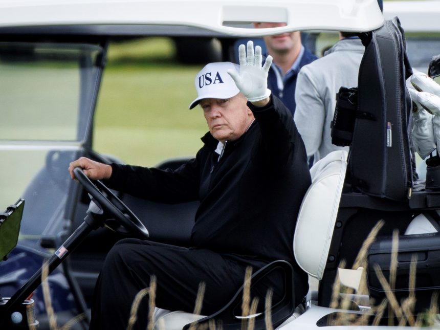 Protestas masivas mientras Trump juega al golf en Escocia