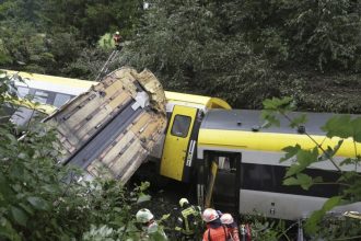 Tragedia en Alemania: Descarrila tren de pasajeros y hay heridos
