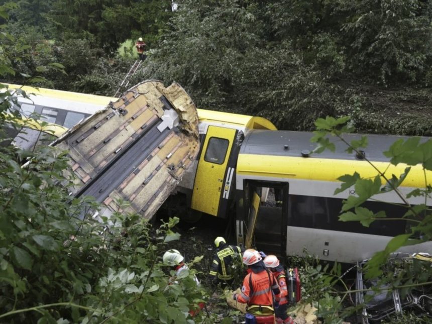 Tragedia en Alemania: Descarrila tren de pasajeros y hay heridos